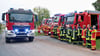 Einen gebührenden Empfang gibt es für das neue Feuerwehrfahrzeug am Depot in Hoym. 