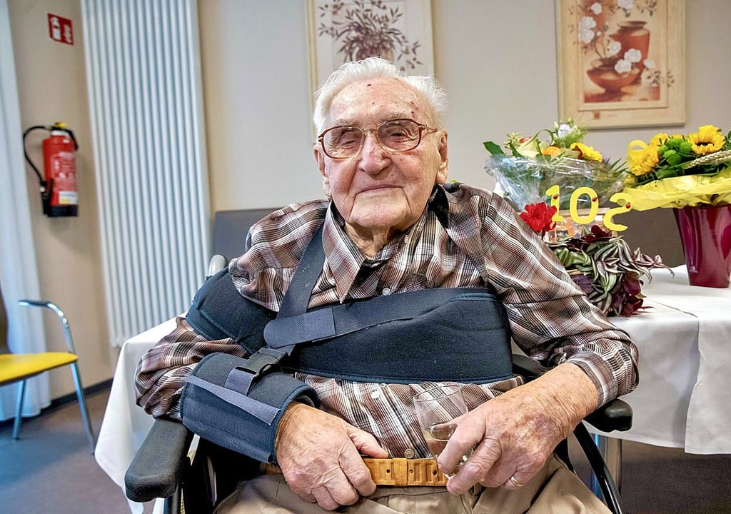 Herbert Mitzscherling feiert seinen 102. Geburtstag im Pflegeheim des Schwesternverbandes in Roßlau.