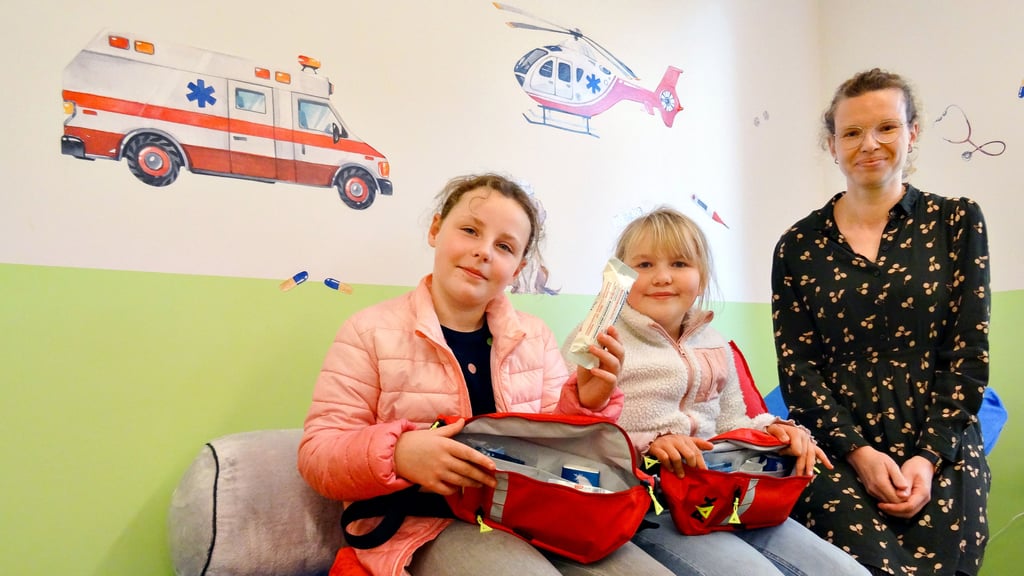 Tami (links) und Wilhelmine aus der Klasse 3b der Grundschule Seehausen (Landkreis Stendal) sind ein starkes Team in der neuen AG für junge Sanitäter, geleitet von Lehrerin Jessica Ahrens.
