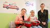 Tami (links) und Wilhelmine aus der Klasse 3b der Grundschule Seehausen (Landkreis Stendal) sind ein starkes Team in der neuen AG für junge Sanitäter, geleitet von Lehrerin Jessica Ahrens.