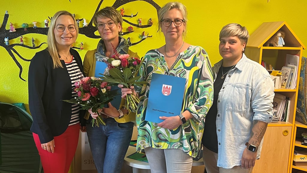 Die Bürgermeisterin der Einheitsgemeinde, Grit Matz (von links), ehrt Yvonne Müller und Andrea Wolff im Beisein von Judith Augustin vom Personalrat.