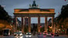 Am zweiten Jahrestag des Hamas-Überfalls auf Israel erinnert am Dienstag am Brandenburger Tor eine Projektion an die noch immer gefangenen Geiseln.