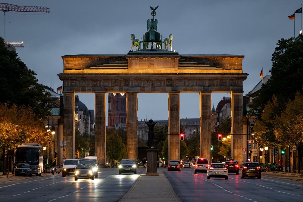 Am zweiten Jahrestag des Hamas-Überfalls auf Israel erinnert am Dienstag am Brandenburger Tor eine Projektion an die noch immer gefangenen Geiseln.