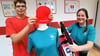 Letzte Vorbereitungen für die Ausstellung "100 Jahre Jugendrotkreuz" in Wernigerode: Sandra Giebel und Yannick Pust verpassen einer Puppe ein authentisches Outfit mit dem Logo und Equipment des Wernigeröder Jugendrotkreuzes. Sie wird die Schau in der Harzsparkasse dekorativ ergänzen.