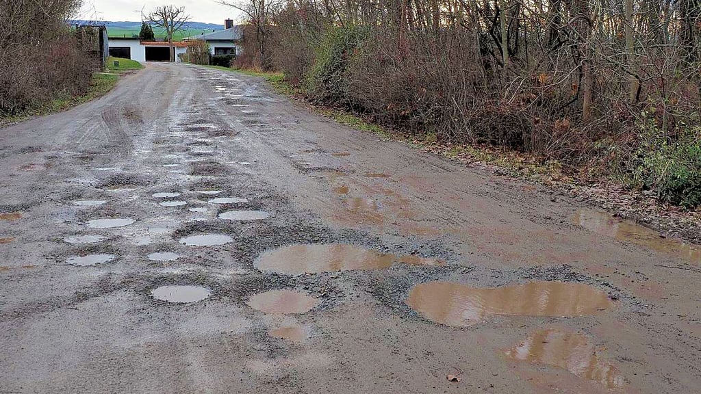 Unbefestigte Straßen sind auch in Aschersleben eine Herausforderung für diejenigen, die auf ihnen unterwegs sind.