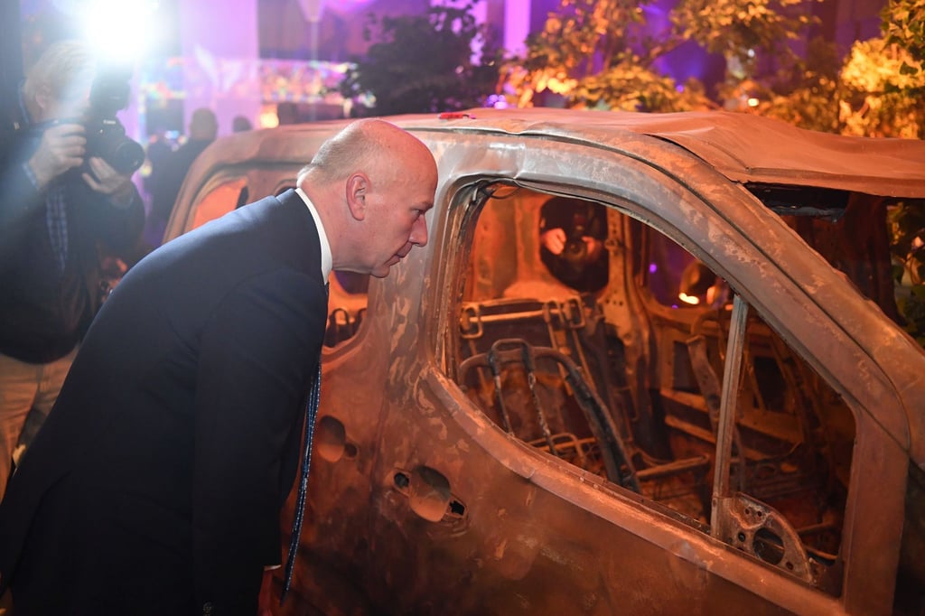 Berlins Regierender Bürgermeister Kai Wegner (CDU) hat die „Nova Music Festival Exhibition“ besucht und sich ein Autowrack angesehen.