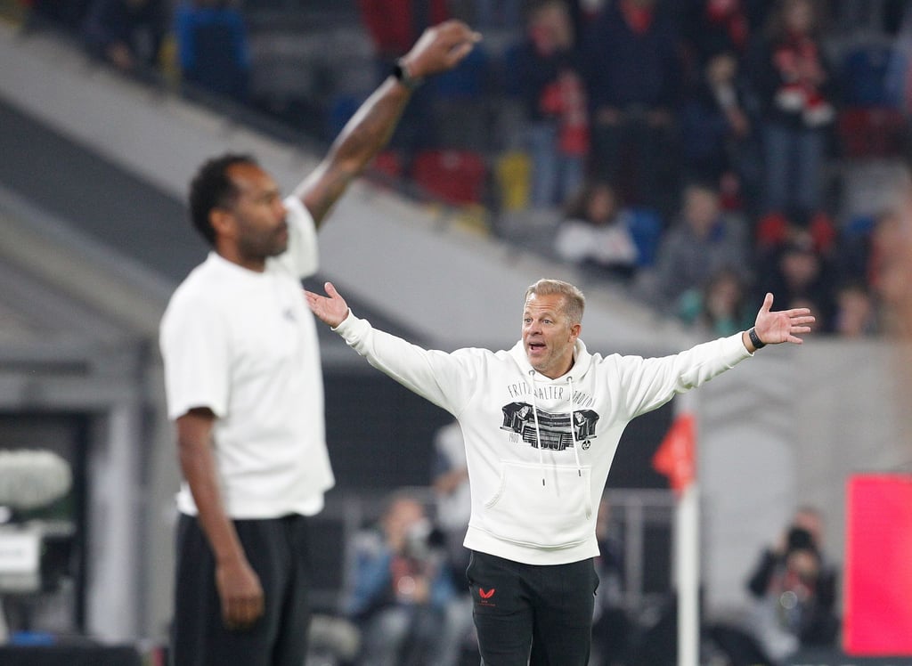 Der Ex-Kaiserslautern-Trainer Markus Anfang (r) könnte bei Fortuna Düsseldorf auf Daniel Thioune folgen. (Archivbild)