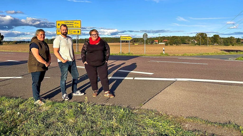 Chris Henze, Ferid Giebler und Katharina Gründling (v.l.) forderten die Einrichtung von Tempo 70 an der Kreuzung B 100/ Schlaitz/Plodda.