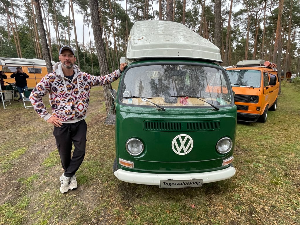 Für 3300 Euro bei Ebay ersteigert - Christoph Kroke auf dem Campingplatz am Plattensee mit seinem VW T2a