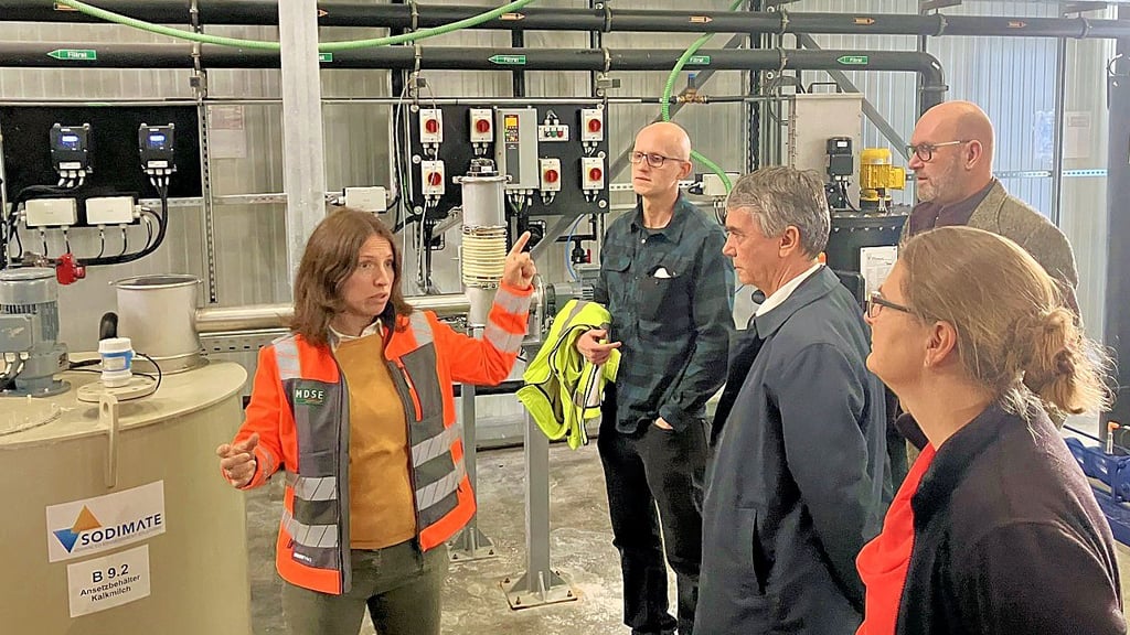 Projektingenieurin Sigrun Sandig (links) von der MDSE erläuterte bei einem Termin mit geladenen Gästen die neu gebaute Neutra-Anlage in Helbra.
