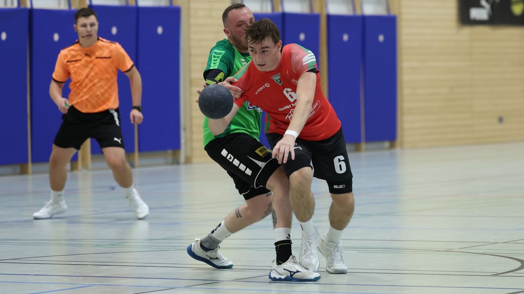 Julius Heinrich (am Ball) ist mit dem BSV 93 noch immer ungeschlagen. Jetzt geht es zum Aufsteiger nach Irxleben.