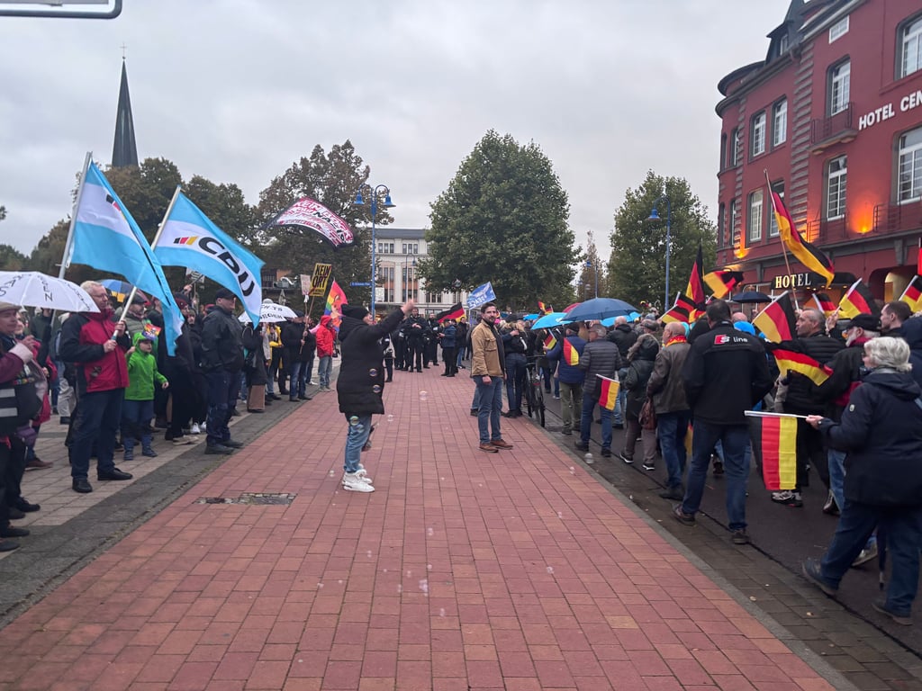 Auch, als die beiden Kundgebungen vor dem Hotel Central aufeinandertrafen, blieb es trotz lautstarker Zwischenrüfe friedlich.