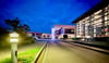 Das Klinikum bei Nacht. Der Bereich vor den Eingängen  wird nicht mit Kameras überwacht. 