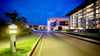 Das Dessauer Klinikum bei Nacht. Der Bereich vor den Eingängen  wird nicht mit Kameras überwacht.