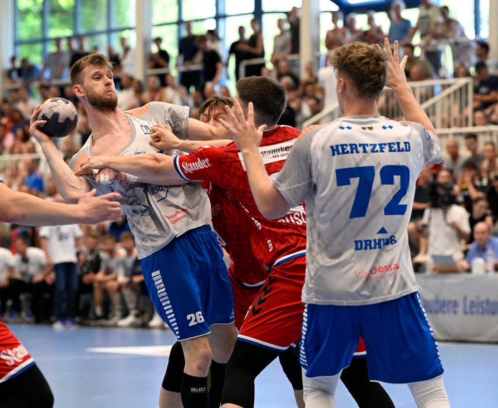 Yannick Danneberg (l.), hier im Wiederholungsspiel bei TuSEM Essen, ist aktuell mit 35 Toren bester DRHV-Werfer. Und Tim Hertzfeld spielt parallel auch noch für den SC DHfK Leipzig in der Bundesliga.
