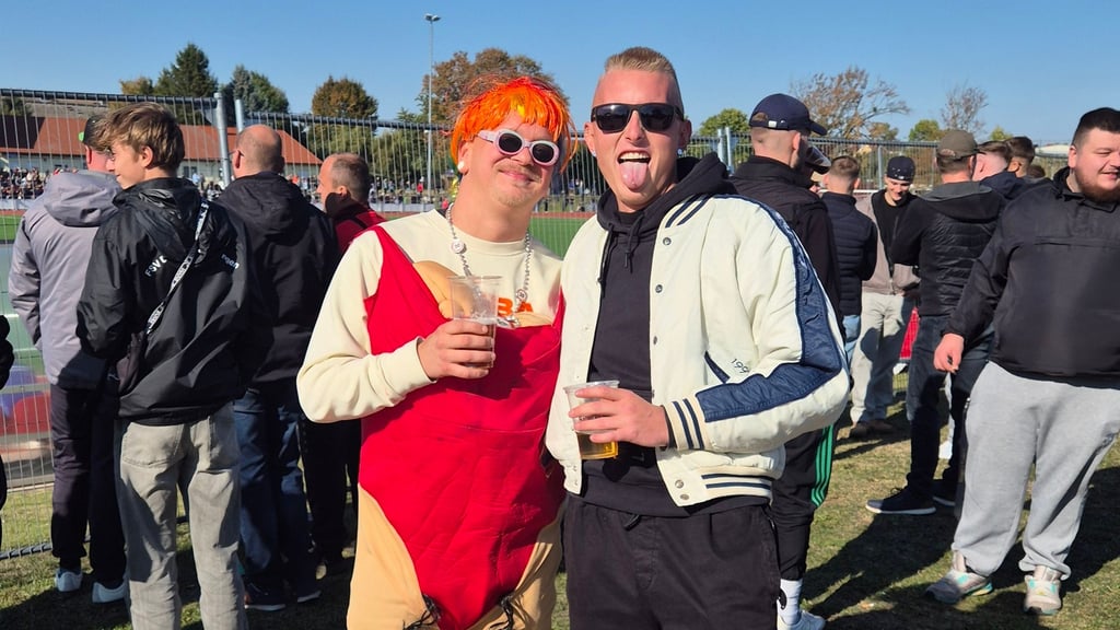 Tobias Beck (l.) und Tim Kühle feierten ausgiebig ihre Geburtstage beim Fußballspiel - später wurde der Wanzleber zum Tik-Tok-Star.