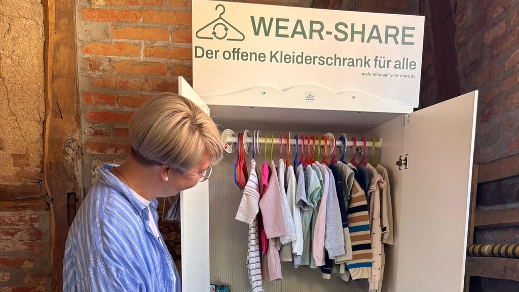 Zum Tauschen bereit: Der Kids Schrank in der Kita „Mühlenspatzen“ in Anderbeck sieht vorbildlich aus.