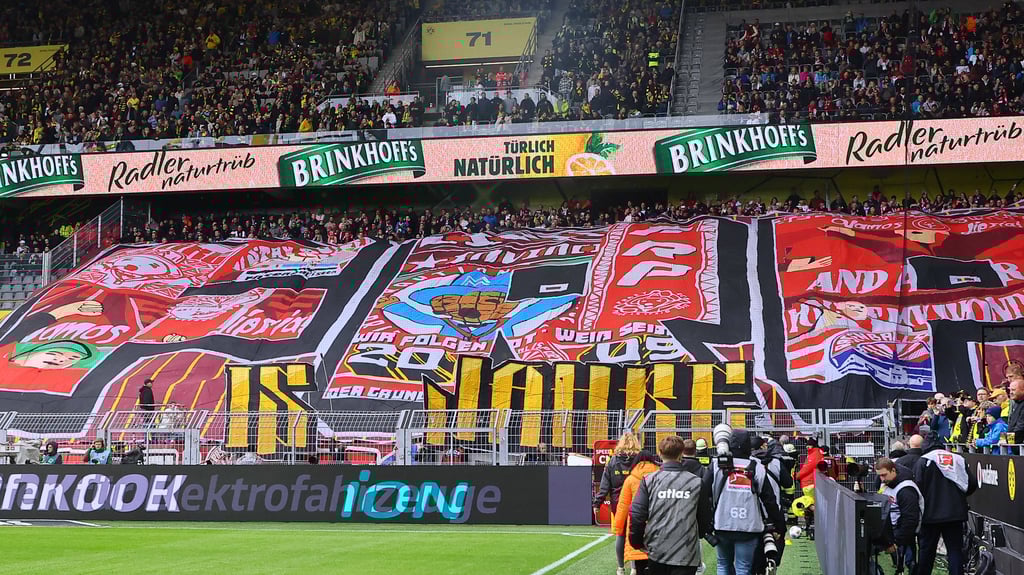 Auswärtschoreografie der RB-Fans in Dortmund.