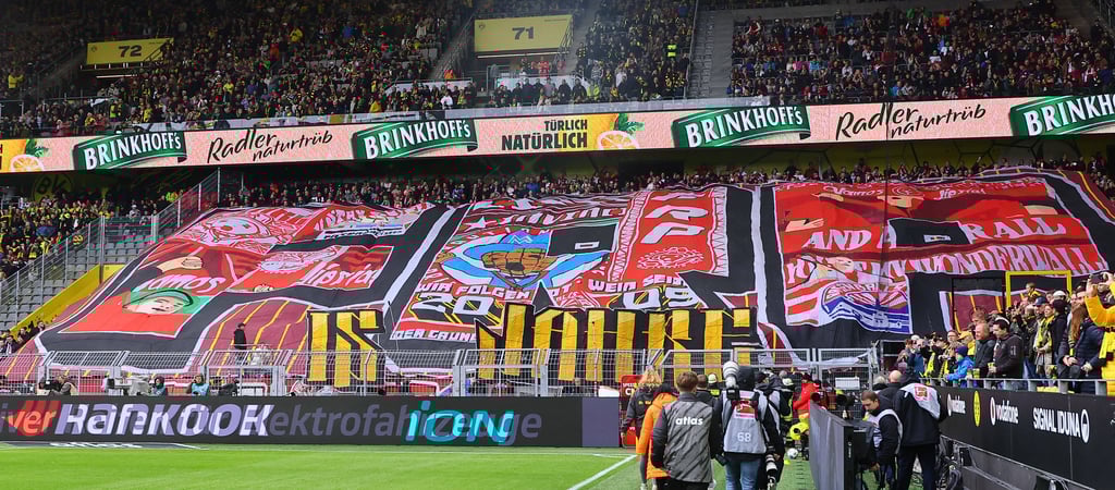 Auswärtschoreografie der RB-Fans in Dortmund.