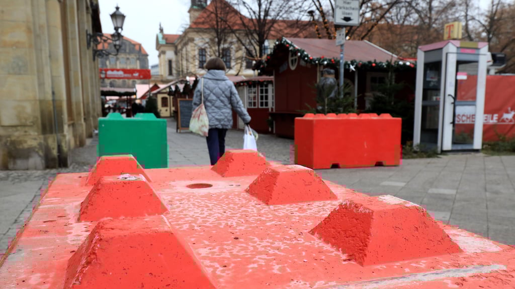 Mit diesen Betonblöcken war der Magdeburger Weihnachtsmarkt gesichert.