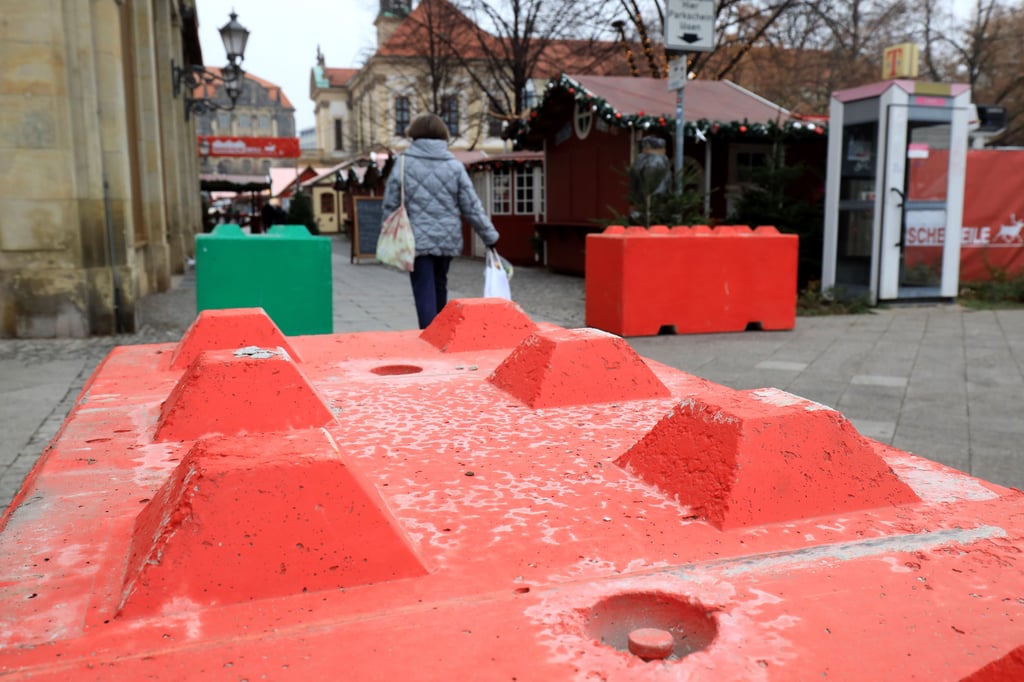Mit diesen Betonblöcken war der Magdeburger Weihnachtsmarkt gesichert.