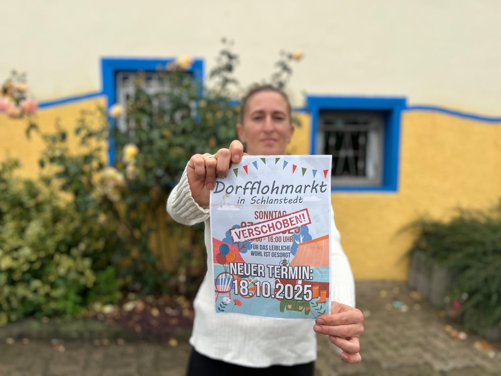 Sabine Krasowiak mit dem Plakat für den neuen Termin des Dorfflohmarkts in Schlanstedt.
