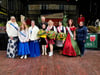 Tourist-Info-Chefin Anne Höppner, die Kirschkönigin, die scheidende und die neue Zwiebelkönigin Nicole und Anika, Zwiebelprinzessin Nellie, dainter Andreas Dittmann und die Wasser-Hoheiten aus Aken (v.r.) nach der Krönung.