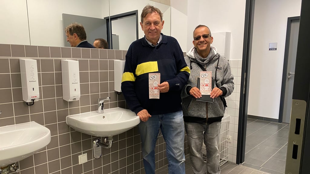 Aktion „Freundliche Toilette“: Zwei der Initiatoren, Burkhard Nimmich (links) und Ralf-P. Schmidt von der Fraktion Unabhängige Bürgervertretung, in Staßfurts Haus am See.