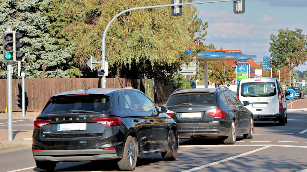 An der Kreuzung Ermslebener Straße/Hoymer Chaussee in Aschersleben sorgt die Schaltung der neuen Ampelanlage für Diskussionen. Der grüne Pfeil für Linksabbieger bleibt in der Regel dunkel.
