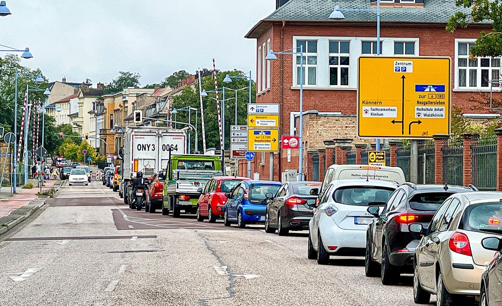 Großes Schlangestehen an der Köthenschen Straße in Bernburg.