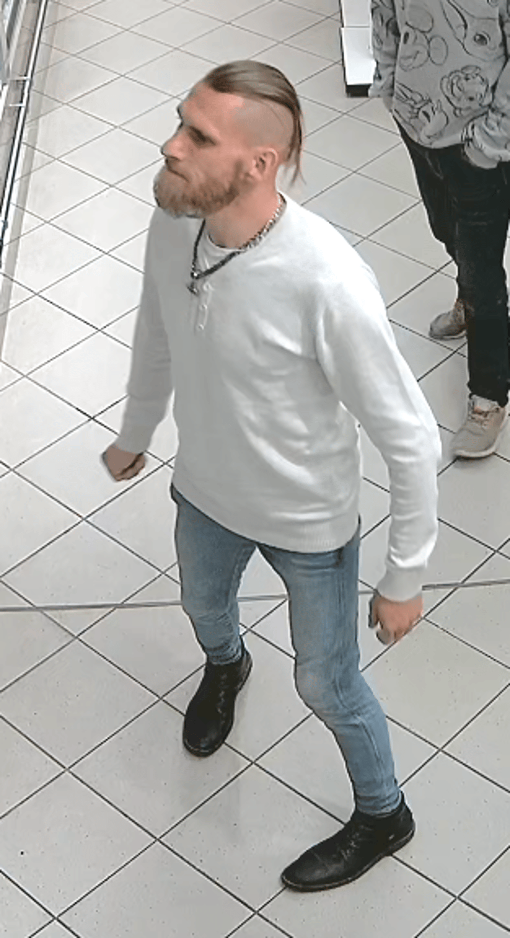 Dieser Mann wird verdächtigt, Waren aus einem Rossmann in Staßfurt gestohlen zu haben.