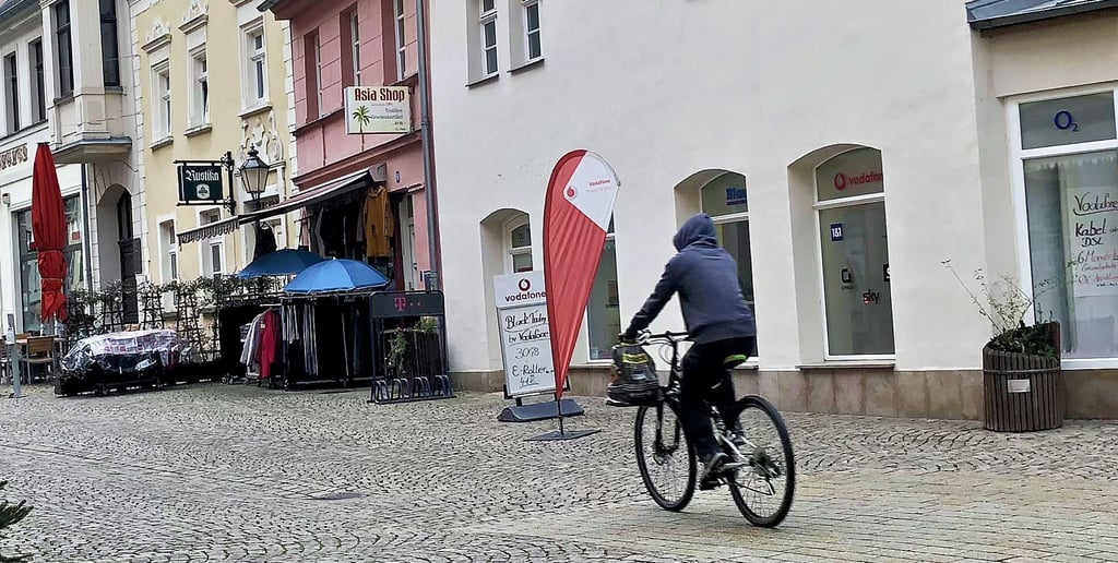 Ein Radfahrer in der nahezu leeren Fußgängerzone in Zeitz: Künftig soll das Durchfahren des Bereichs ganz legal möglich sein.