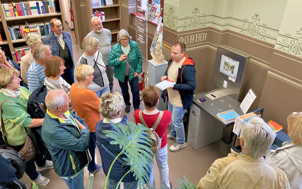 Wie Bücher der Hochschulbibliothek ausgeliehen werden können, erklärt Mitarbeiter Sven Weinhauer (Mitte) den Besuchern.