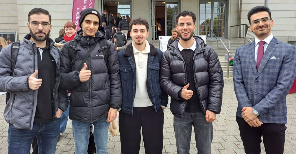 Mohammad Mallouk, Ali Rashedi, Aydogan Alakus, Mahmoud Saleh und Arian Difani (v. l.) beginnen ihr Medizinstudium an der Otto von Guericke Universität.