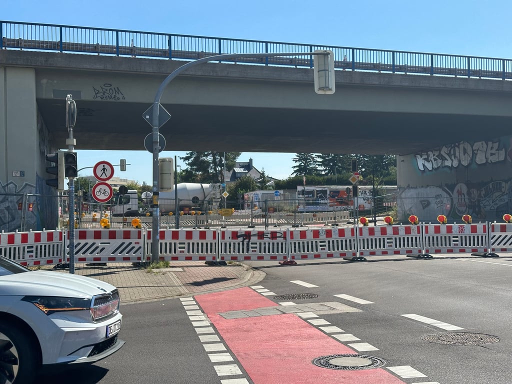Die Ringbrücke über die Brenneckestraße in Magdeburg wird demnächst abgerissen. Die Auf- und Abfahrten sind dann nicht mehr nutzbar.