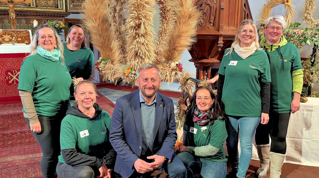 Anja Krabiell, Kerstin Muchau, Anica Kunze (von links), Mandy Einecke, Kerstin Bierbach und Katja Dubiel (von rechts.) vom Team „Aehrensache Krone & Korn", die die Erntekrone für das Erntedankfest geschaffen haben mit dem Landtagsabgeordneten Sven Rosomkiewicz in der Cochstedter Kirche.