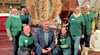 Anja Krabiell, Kerstin Muchau, Anica Kunze (von links),  Mandy Einecke, Kerstin Bierbach und Katja Dubiel (von rechts.) vom Team „Aehrensache Krone & Korn", die die Erntekrone für das Erntedankfest geschaffen haben mit dem Landtagsabgeordneten Sven Rosomkiewicz in der Cochstedter Kirche. 