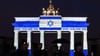 Das Brandenburger Tor ist in den Farben der israelischen Flagge angestrahlt.