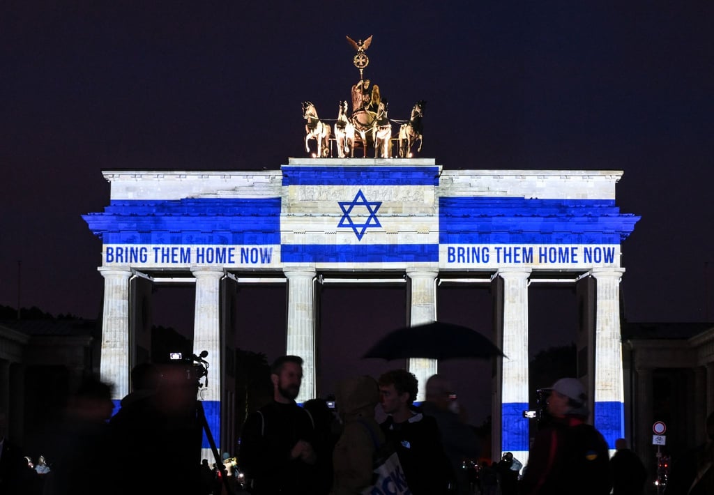 Das Brandenburger Tor ist in den Farben der israelischen Flagge angestrahlt.
