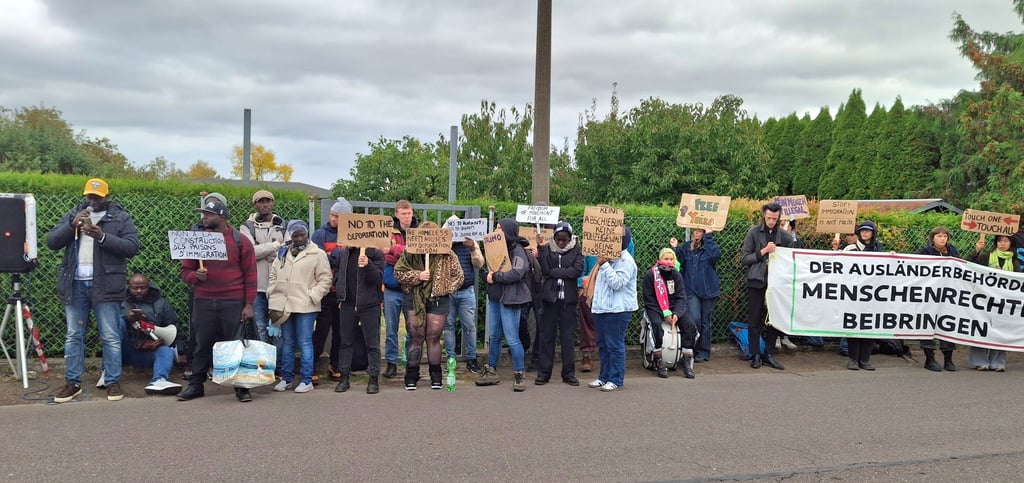 Die Initiative "Solidarity Movement" protestiert vor dem Amt für Soziales und Integration in der Kronesruhe in Haldensleben gegen die Abschiebung von Yerro Gaye.