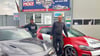 Die Brüder Maik (li.) und Matthias Struck mit zwei ihrer Tuning-Kreationen: Zusammen haben sie eine Werkstatt im Coswiger Ortsteil Cobbelsdorf.&nbsp;
