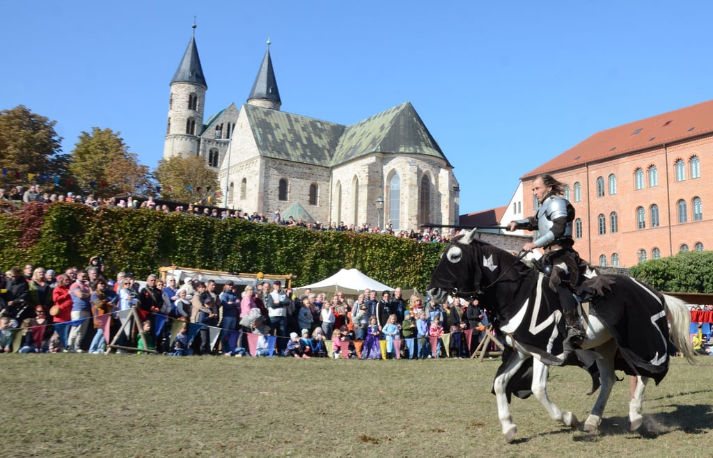 Szene vom Kaiser-Otto-Fest 2025 in Magdeburg rund um den Magdeburger Dom und das Kloster.