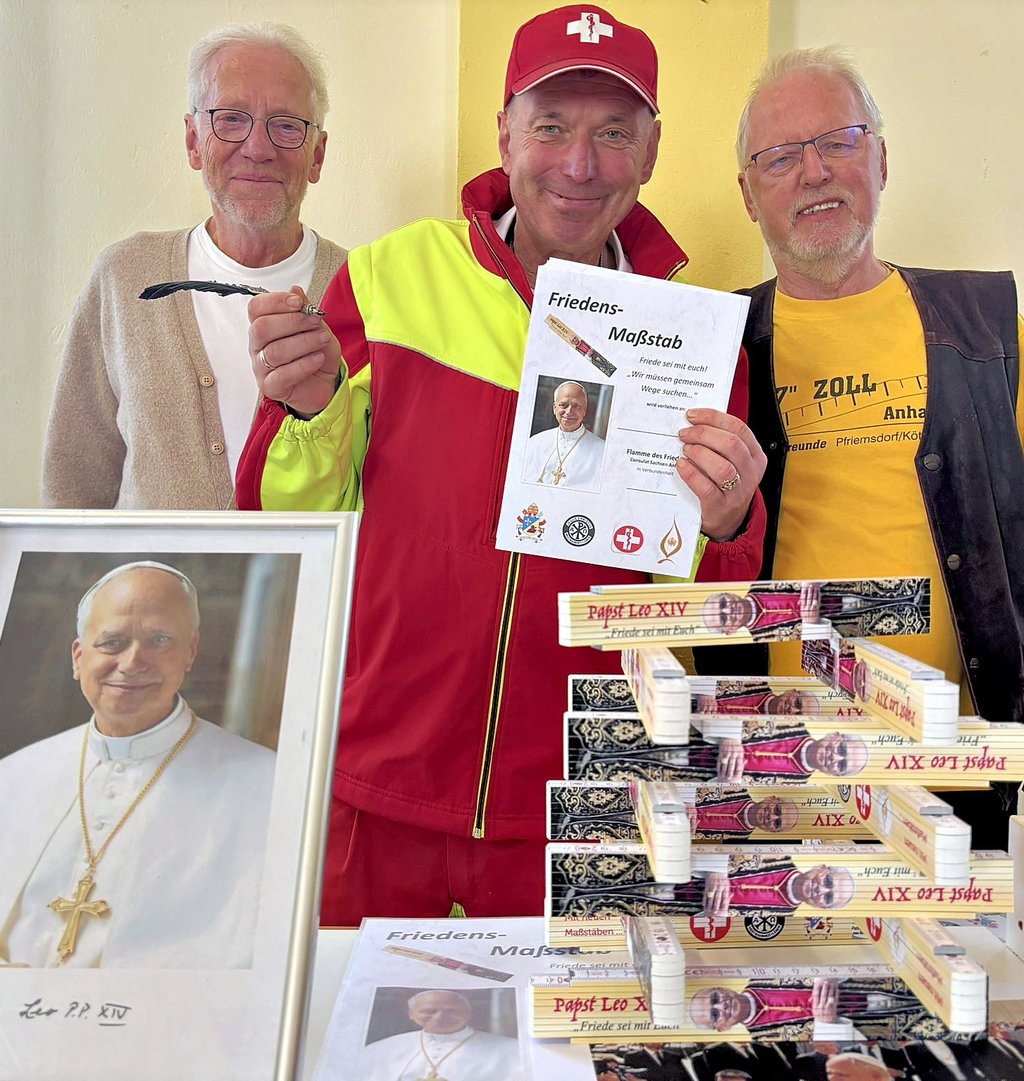 Thomas Albers vom Zollstock-Hersteller Diamant, Raymond Schulz vom Sanitätsverein und Bernd Rogaischus vom Verein Zollstockfreunde 97 Zoll Anhalt präsentieren den auf 200 Stück limitierten „Papstzollstock“.
