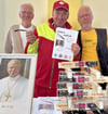 Thomas Albers vom Zollstock-Hersteller Diamant, Raymond Schulz vom Sanitätsverein und Bernd Rogaischus vom Verein Zollstockfreunde 97 Zoll Anhalt präsentieren den auf 200 Stück limitierten „Papstzollstock“. 
