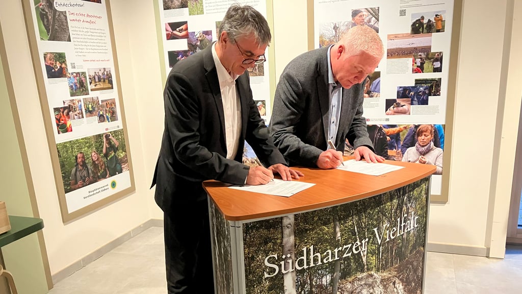 Staatssekretär Steffen Eichner und Südharz' Bürgermeister Peter Kohl (v.l.) unterschreiben die Kooperationsvereinbarung für das Infozentrum an der Heimkehle.