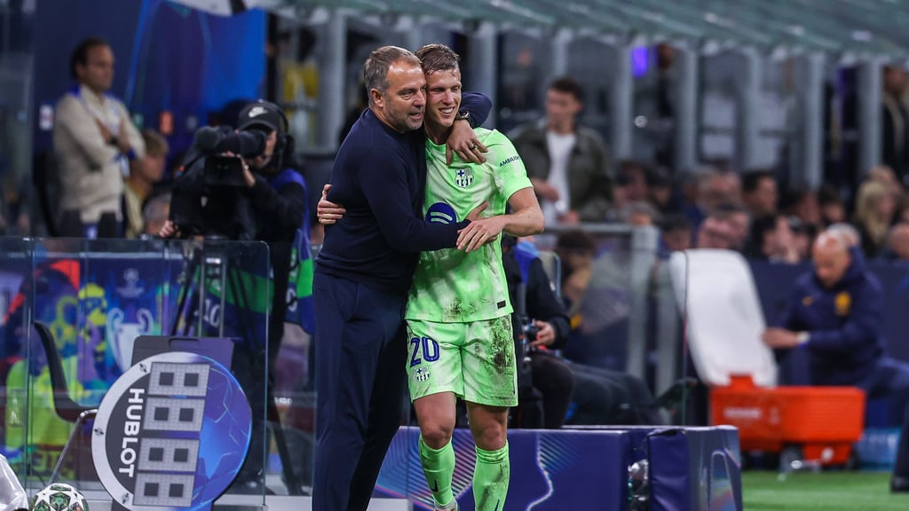 Trainer Hansi Flick und Dani Olmo (r.) fliegen mit dem FC Barcelona für das Ligaspiel gegen Villarreal nach Miami.