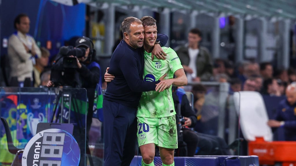 Trainer Hansi Flick und Dani Olmo (r.) fliegen mit dem FC Barcelona für das Ligaspiel gegen Villarreal nach Miami.