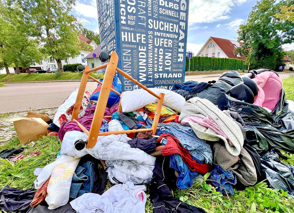 Zum wiederholten Mal ist der Altkleidercontainerplatz an der Ilberstedter Straße in Bernburg überfüllt und vermüllt.