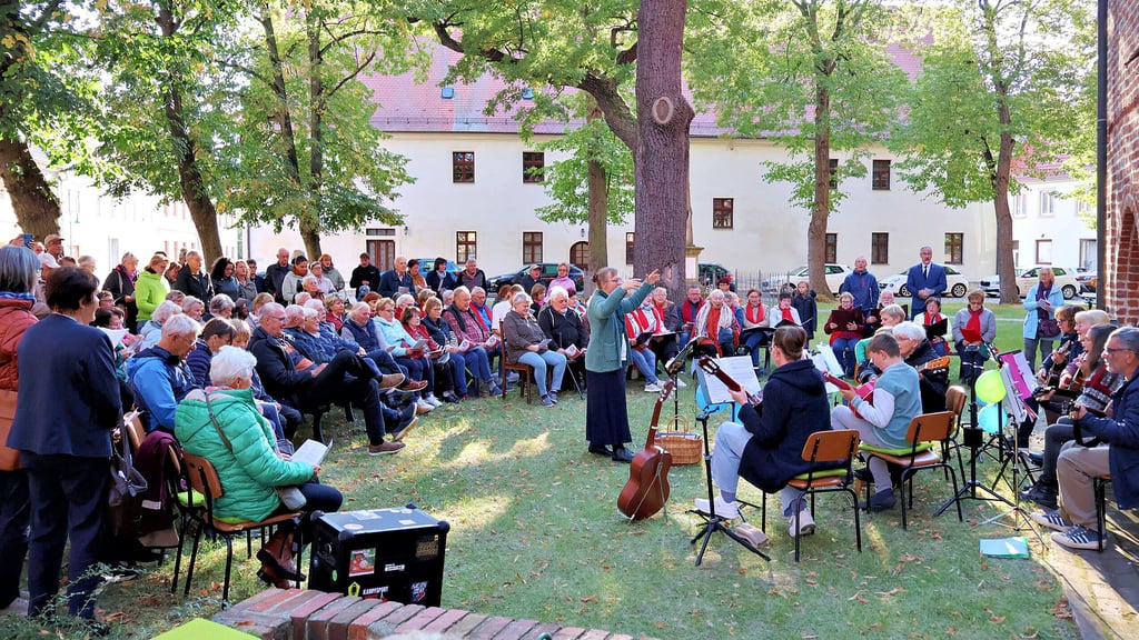 Auf dem Kirchplatz in Prettin fanden sich am Feiertag viele Sängerinnen und Sänger zu "Deutschland singt und klingt" ein und begingen so den Tag der Deutschen Einheit.