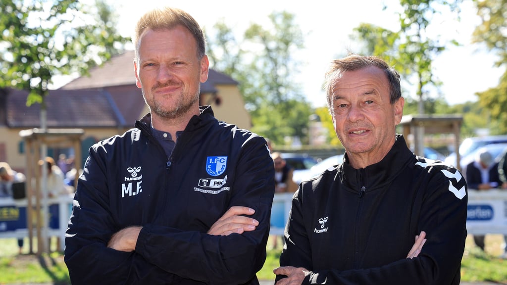 Markus Fiedler (li.), Cheftrainer vom 1. FC Magdeburg, und FCM-Sportchef Otmar Schork: Fiedler bleibt trotz sportlicher Krise im Amt.